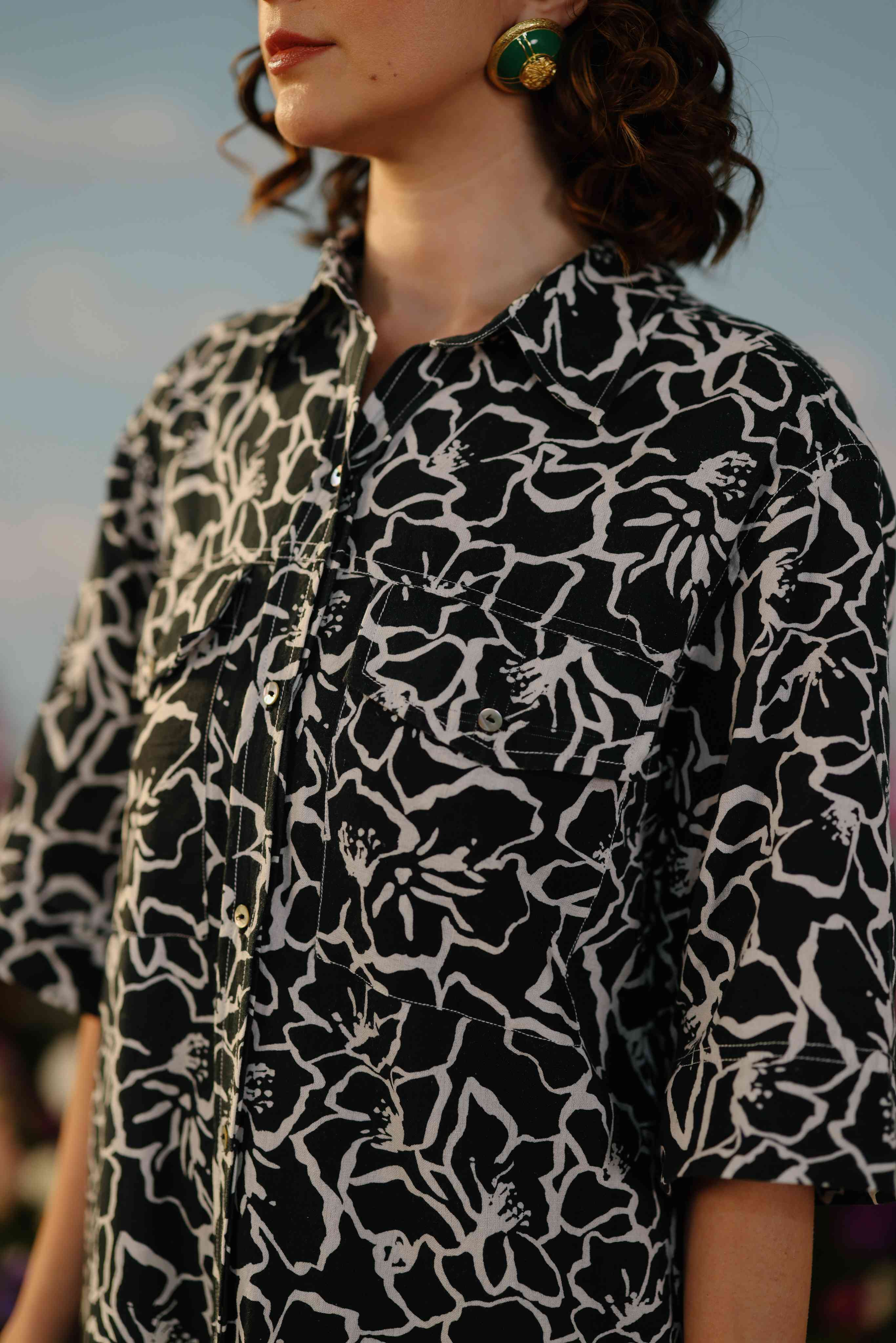Printemps - Shirt dress with functional pockets - handwoven khadi cotton - urban-sky black floral-zoom