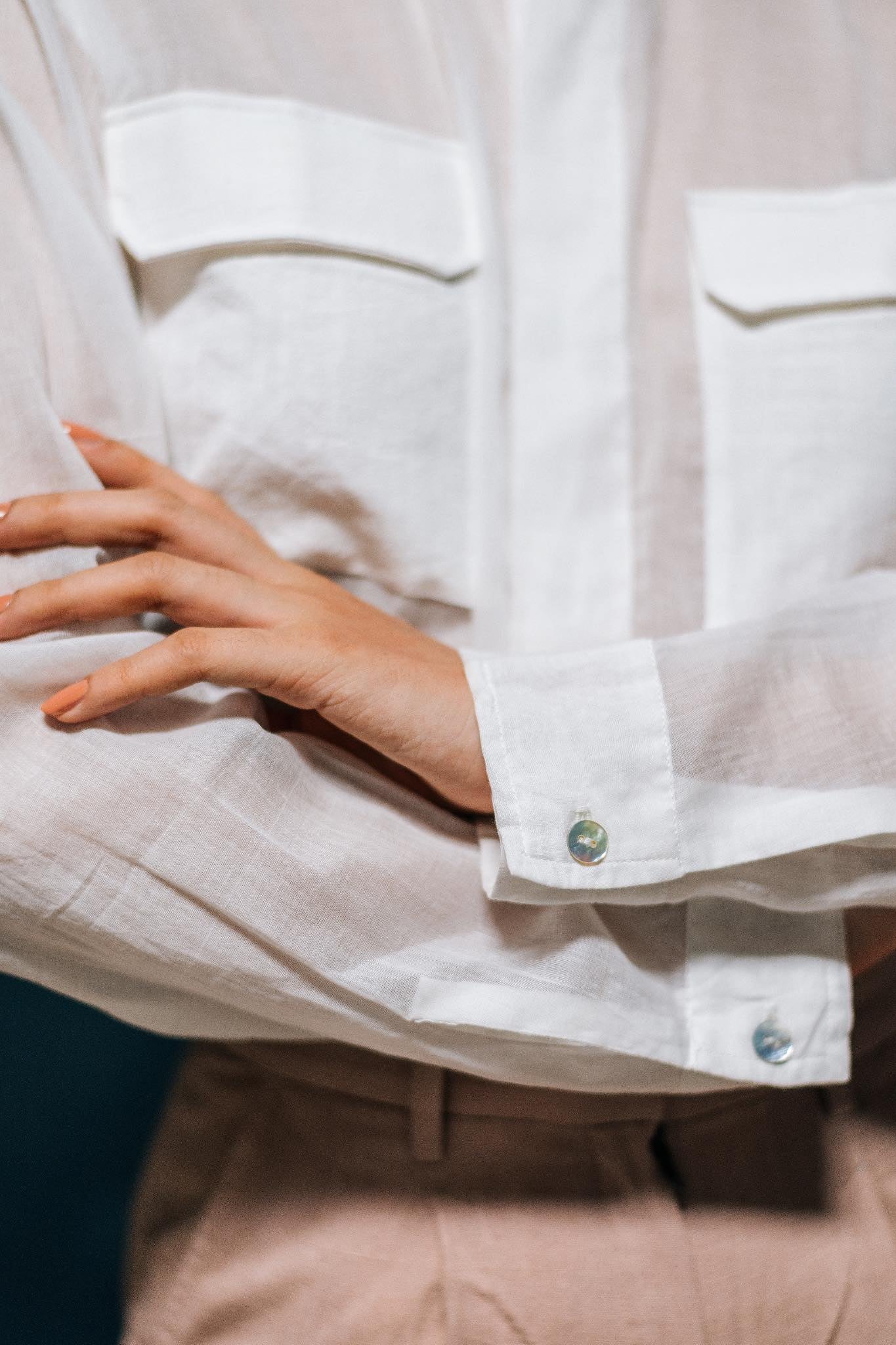 Binodini White Muslin Shirt with Pockets and Long Sleeves - Detail 